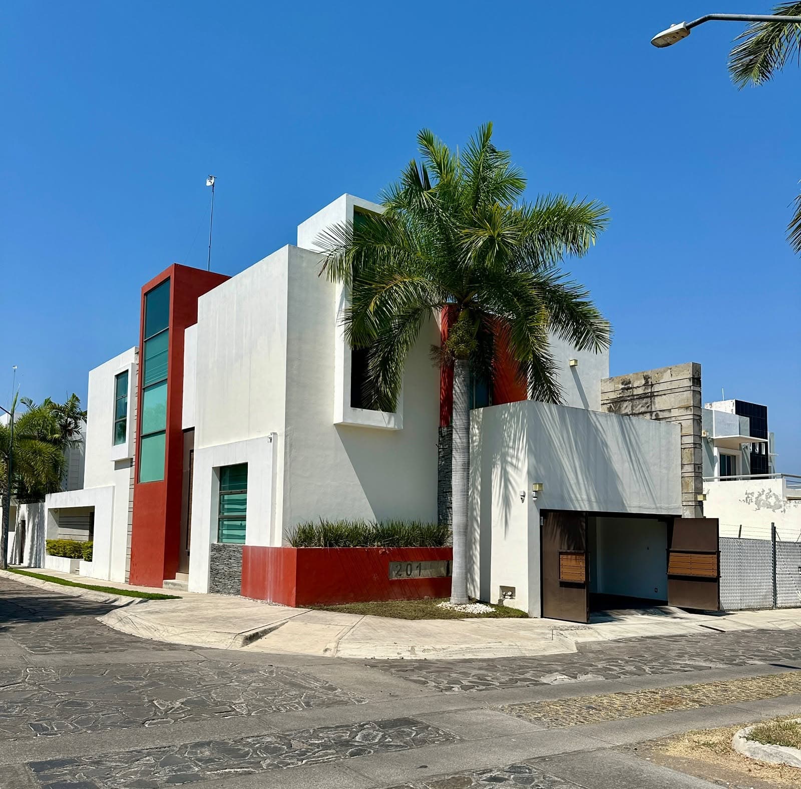 Paseo Laureles 201